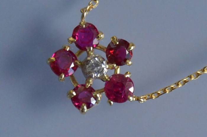 Collier fleur rubis et diamants