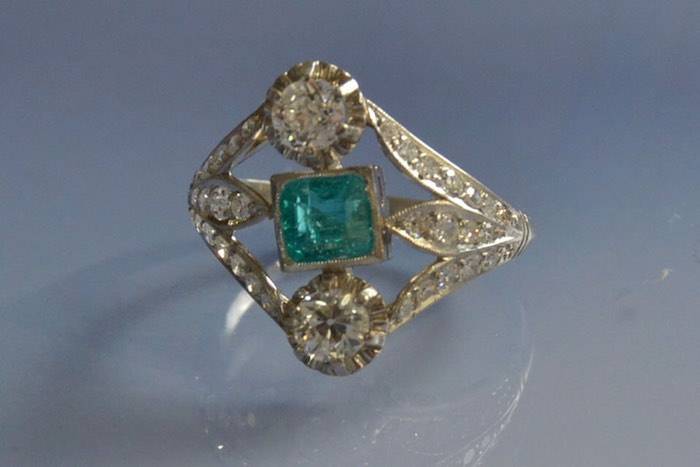 Bague Art déco émeraude et diamants