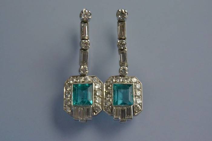 boucles d'oreilles Art Déco émeraudes en platine