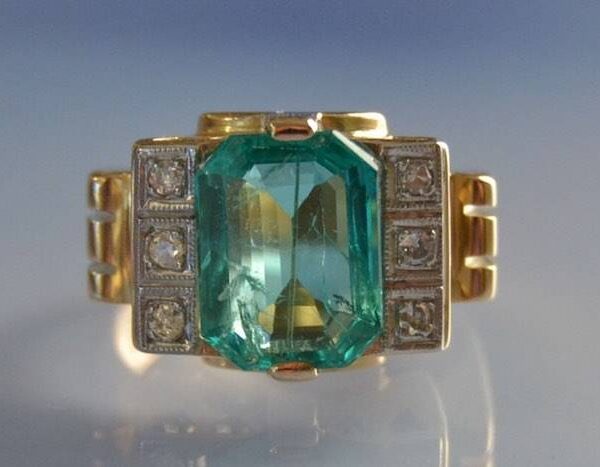 Bague années 40 émeraude et diamants