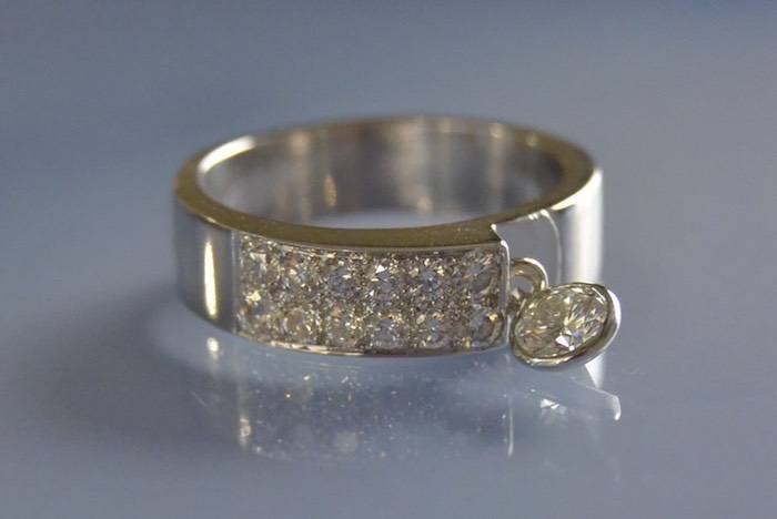 Bague avec breloque discount or