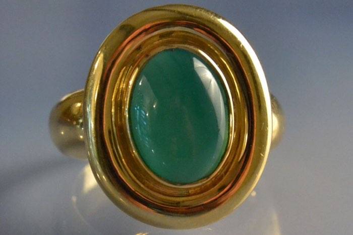 Bague en or ornée d'une calcédoine verte