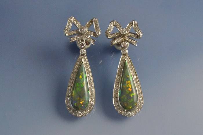 Boucles d'oreilles anciennes opale et diamants