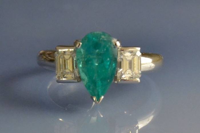 Bague émeraude poire et diamants