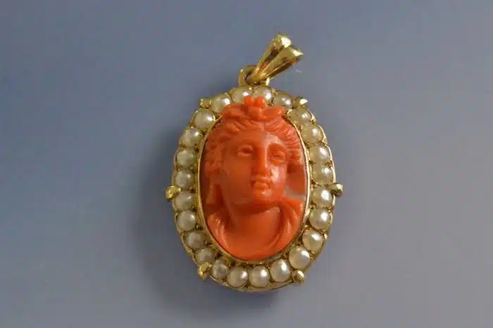 Pendentif ancien caméé corail et perles