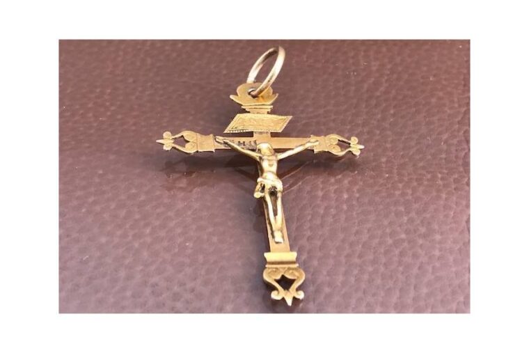 Collier croix en or