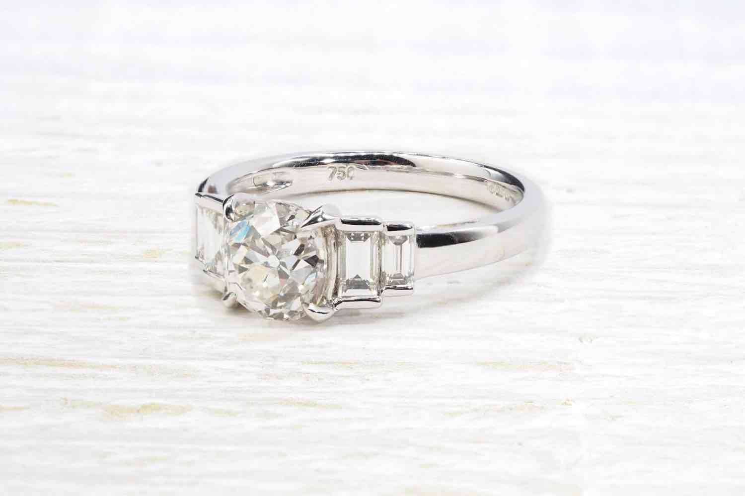 Bague sales fiancaille main