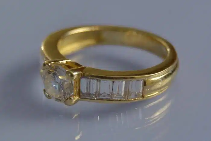 Bague solitaire diamant de fian ailles en or jaune 18k
